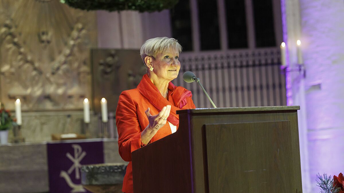 Bischöfin Kirsten Fehrs nahm in ihrer Adventsansprache die religiöse Vielfalt in Hamburg in den Blick: "Unser Stadtbild erzählt eine unvollständige Geschichte. Die evangelischen und katholischen Kirchen sind gut zu erkennen, die Synagogen und Moscheen sind es schon weniger, und die alevitischen Cem-Häuser, die buddhistischen und hinduistischen Tempel bleiben oft unsichtbar. Und doch treten auch die nichtchristlichen Religionsgemeinschaften an die Öffentlichkeit: Mit dem Chanukka-Leuchter auf der Reesendammbrücke, der in zwei Wochen wieder entzündet wird. Mit dem Ramadan-Pavillon an der Alster. Mit der bunten Ganesh-Prozession durch die Innenstadt oder dem Vesakh-Fest in Planten un Blomen."