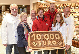 Spendenscheck-Übergabe von Bischöfin Kirsten Fehrs und der Hamburger Bäckerinnung an die Hamburger Tafel am 30.01.2023 in der Rohlfs Bäckerei in HH-Berne.