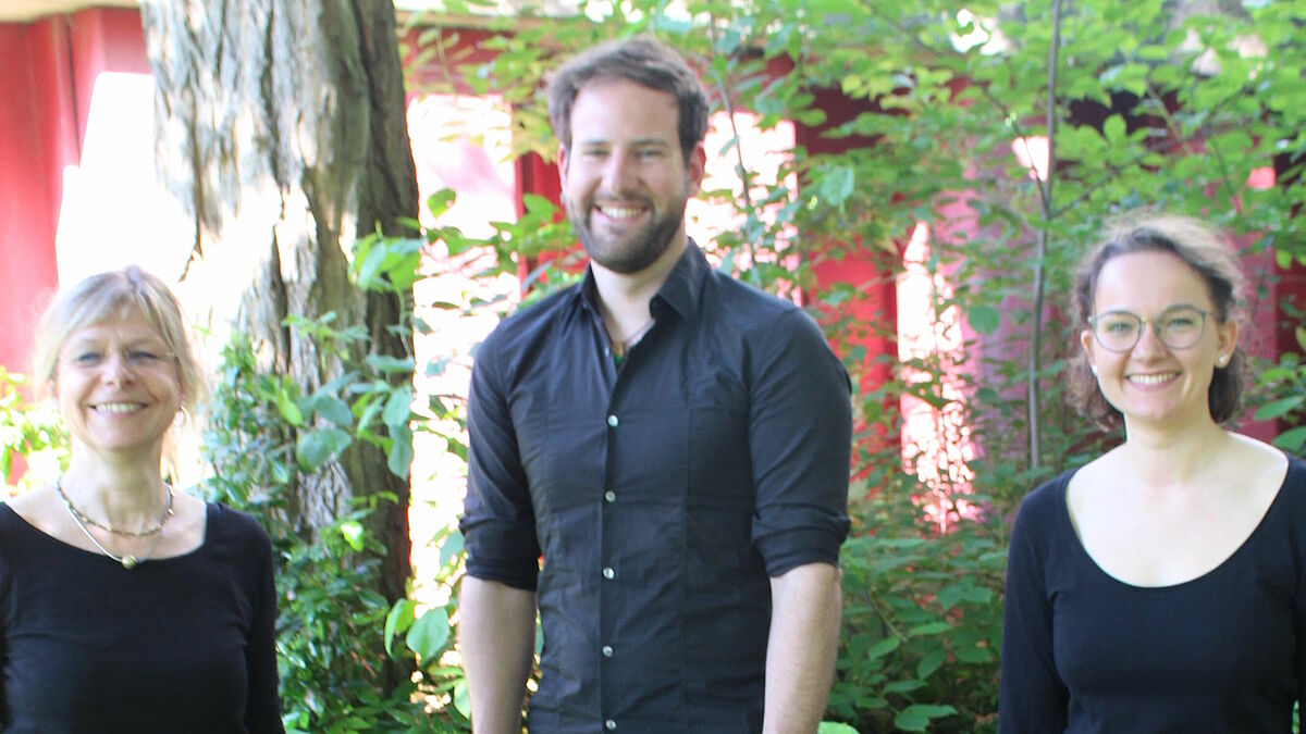 Das Vorbereitungsteam (von links nach rechts): Stefanie Schulten, Pastorin mit Liebe zum Tanzen;
Christopher Paulsen, Pastor in Ausbildung und Acroyogalehrer; Juliane Ost,  Pastorin in Ausbildung.