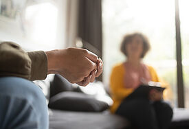 Gesprächssituation in der Seelsorge - Gesichter sind ausgeblendet. Foto: StockRocket / istock