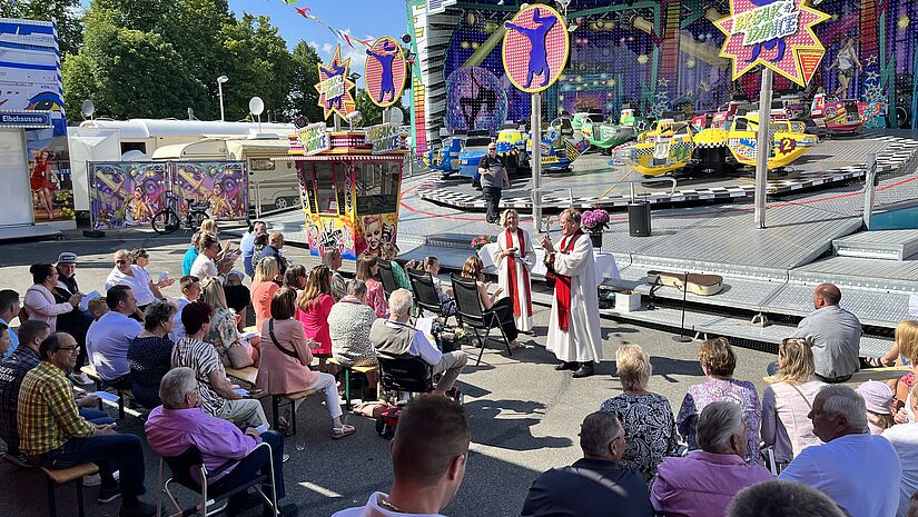 Für den Einsegnungs-Gottesdienst ließen die Schausteller die Aufbauarbeiten ruhen. Gemeinsam wurde die Kirmes-Konfirmation gefeiert. Für den Einsegnungs-Gottesdienst ließen die Schausteller die Aufbauarbeiten ruhen. Gemeinsam wurde die Kirmes-Konfirmation gefeiert.