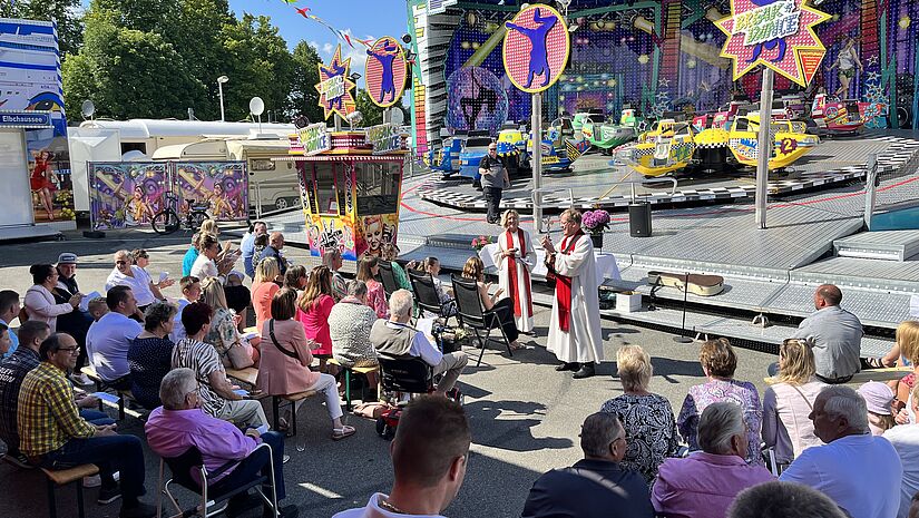 Für den Einsegnungs-Gottesdienst ließen die Schausteller die Aufbauarbeiten ruhen. Gemeinsam wurde die Kirmes-Konfirmation gefeiert.