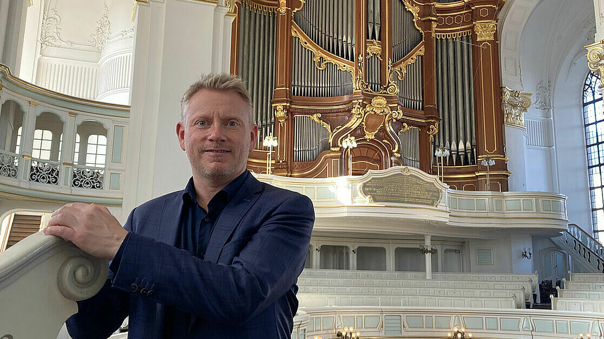 Magne H. Draagen ist seit dem 1. September 2021 Michelkantor an der Hauptkirche St. Michaelis und dort regelmäßig in Mittagsandachten, Gottesdiensten und Konzerten an den Orgeln des Michel zu erleben.