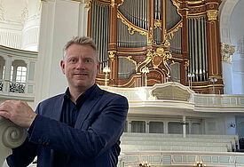 Kantor Magne H. Draagen steht im Michel vor der großen Orgel.