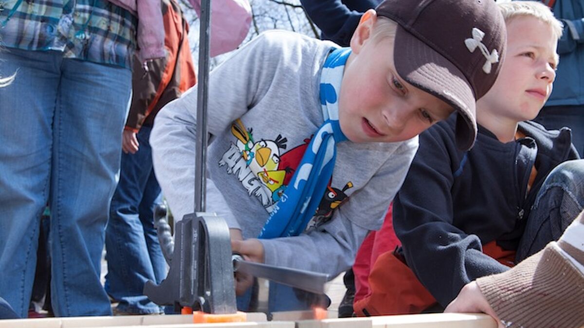 Baumeister am Werk: 6000 Kinder zimmerten beim Kirchentag ein buntes Gotteshaus für Hamburg