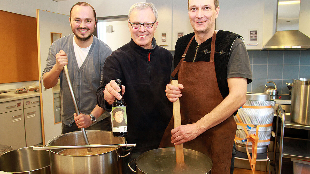 Pastor Stephan Ritthaler, Hans-Wilhelm von Dresky und Robert Handke  (v. li.) an den Töpfen in der Küche des Heilig-Geist-Zentrums Mölln