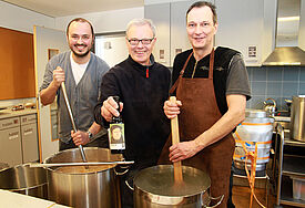 Pastor Stephan Ritthaler, Hans-Wilhelm von Dresky und Robert Handke  (v. li.) an den Töpfen in der Küche des Heilig-Geist-Zentrums Mölln