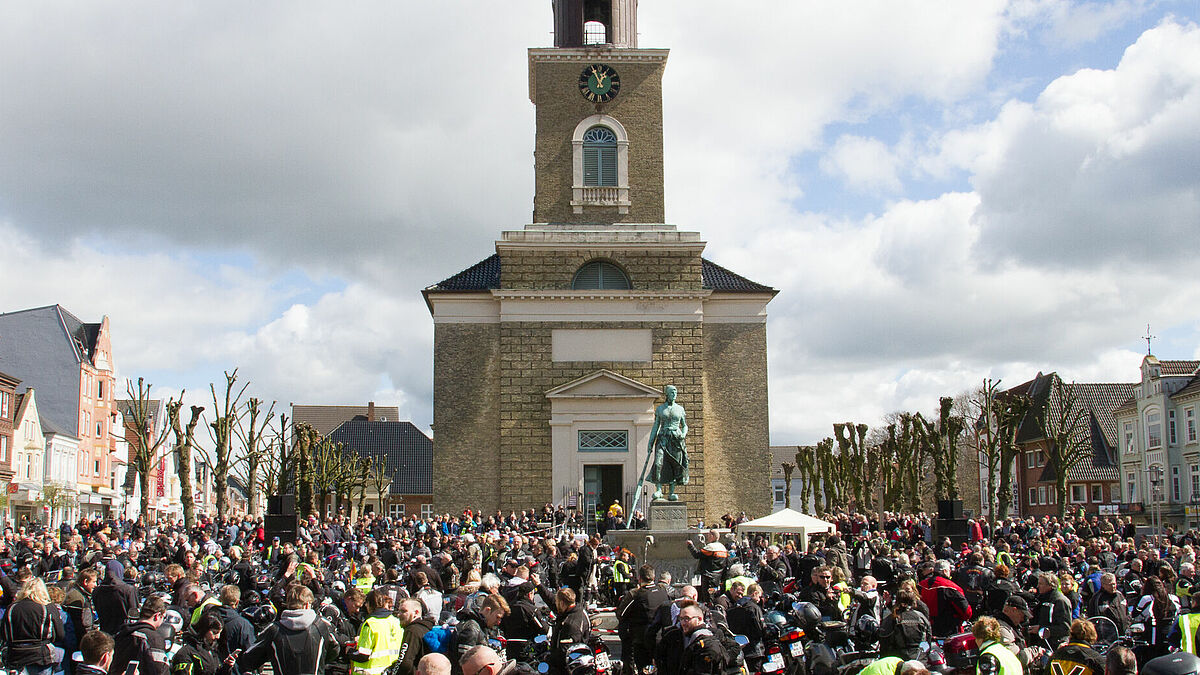 Auf dem Markplatz vor der Marienkirche in Husum kommen zum Motorradgottesdienst alle zusammen.