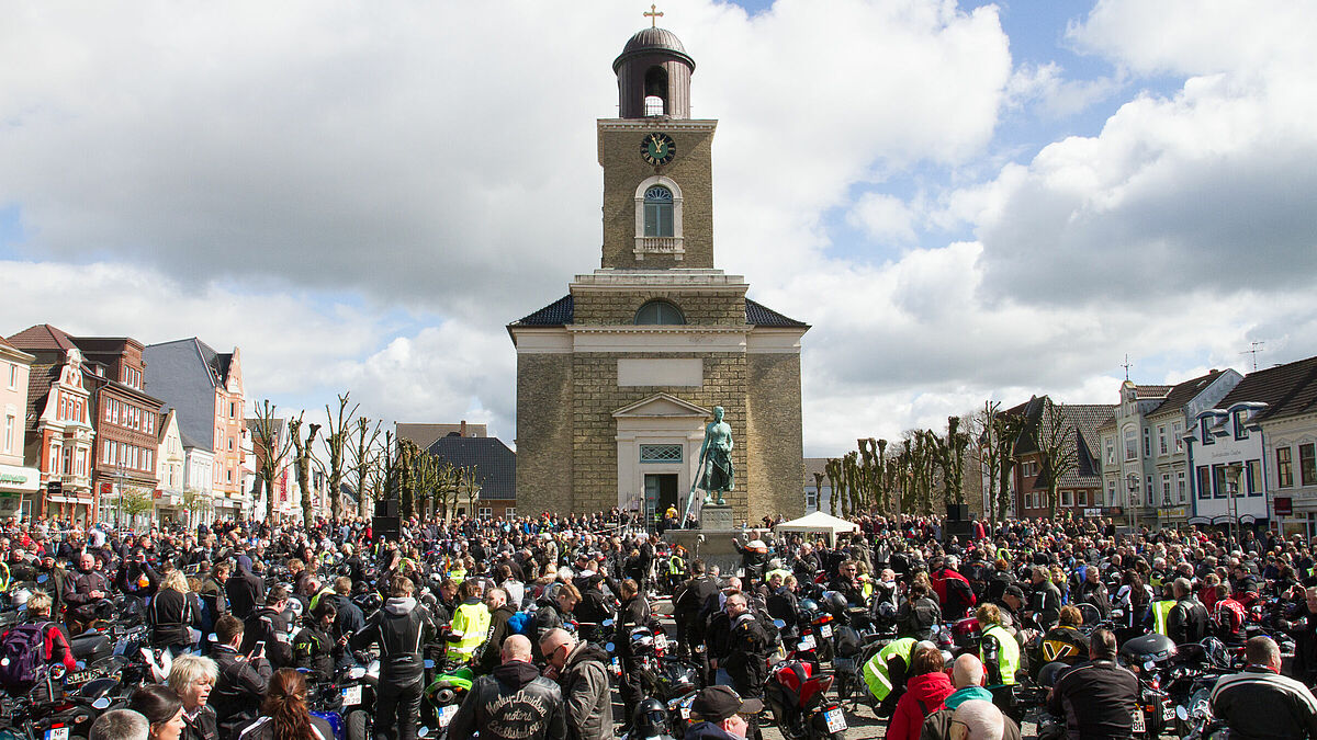 Auf dem Markplatz vor der Marienkirche in Husum kommen zum Motorradgottesdienst alle zusammen.