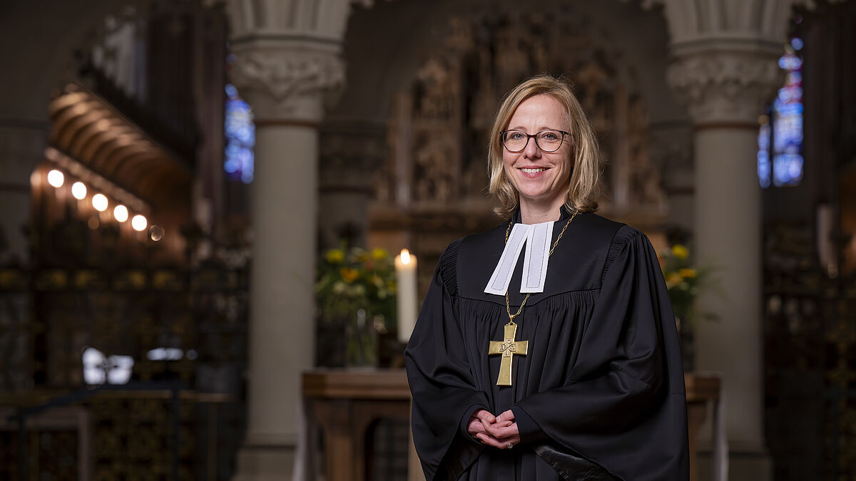 Bischöfin Nora Steen an ihrer Predigtstätte, dem Schleswiger St. Petri-Dom