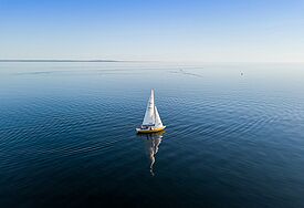 Segelboot am Horizont