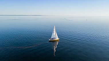 Segelboot am Horizont