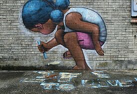 Graffiti-Bild: Mädchen malt 