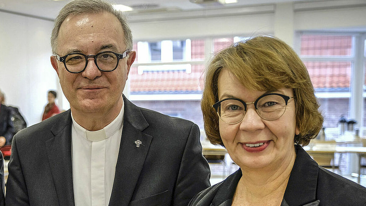 Frank Otfried July, Vorsitzender des Deutschen Nationalkomitees des Lutherischen Weltbundes, und Landesbischöfin Kristina Kühnbaum-Schmidt, die stellvertretende Vorsitzende des DNK/LWB ist.