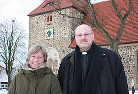 Fotografin Valérie Wagner mit Pastor Tim Anders vor der Kirche in Körchow.