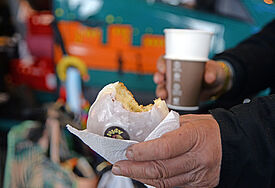 Berliner und Kaffeebecher 