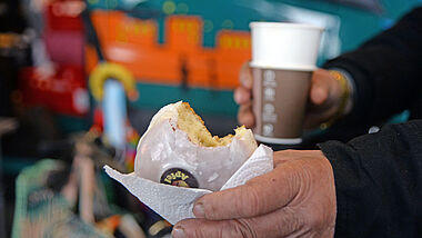 Berliner und Kaffeebecher 