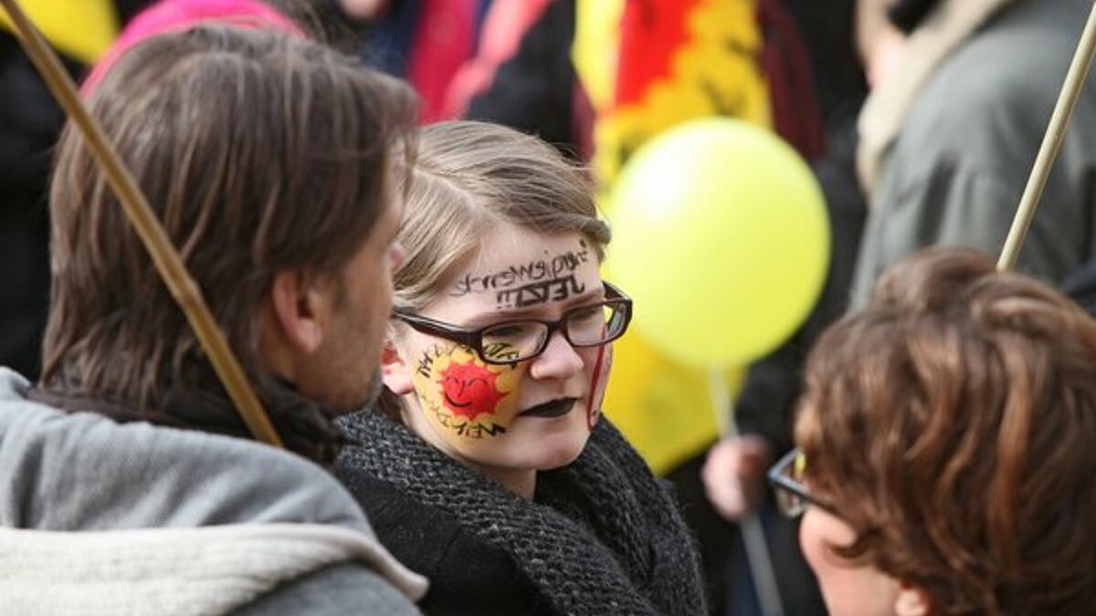 Rund 30.000 Umweltschützer haben am Samstag (22.03.2014) in acht deutschen Städten für mehr Tempo bei der Energiewende und gegen Atomkraft demonstriert. (Foto aus Hannover)