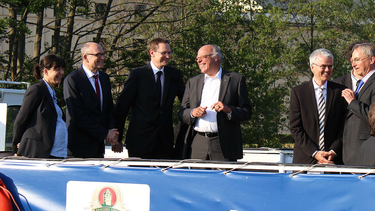 Landesbischof Ulrich (Mitte) und Ministerpräsident Sellering (2.v.l.) beim Rahmenprogramm der Bildungskonferenz