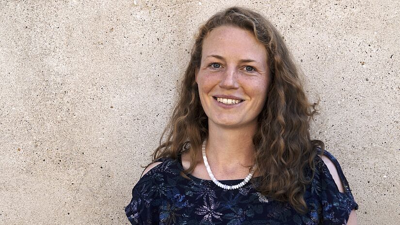 Informationen über das Kunstwerk, Anregungen und Ideen bringt die Relgionspädagogin Dr. Julia Henningsen mit auf den NordArt-Rundgang. Sie fasziniert, wie unterschiedlich Menschen auf die Werke reagieren.