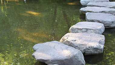 Weg aus Steinen durch einen Fluss