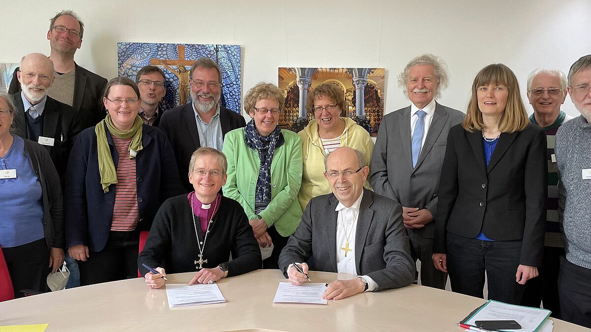 Bishop Dagmar Winter und Bischof Gothart Magaard bei der Bekräftigung des Partnerschaftsvertrags der beiden Kirchen. Er besteht seit 2015 und wurde nun durch eine zusätzliche Erklärung ergänzt. 