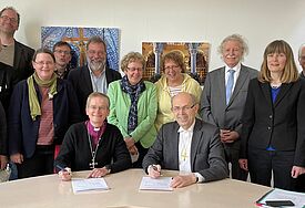 Bishop Dagmar Winter und Bischof Gothart Magaard bei der Bekräftigung des Partnerschaftsvertrags der beiden Kirchen. Er besteht seit 2015 und wurde nun durch eine zusätzliche Erklärung ergänzt. 