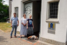 Hoffen auf "ein unvergessliches Festwochenende" (v.l.) Martin Friele, Susanne Maaß mit Hund Henri und Pastorin Simone Sommer.