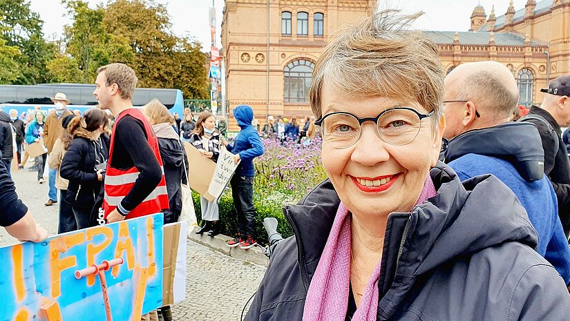 Landesbischöfin Kristina Kühnbaum-Schmidt unterstützt die Forderungen von Churches for Future und demonstriert in Schwerin fürs Klima. 