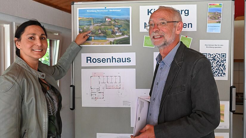 Pröpstin Rebecca Lenz und Norbert Limberg betrachten die Pläne_So wird das Rosenhaus auf dem Kirchberg Neukirchen saniert