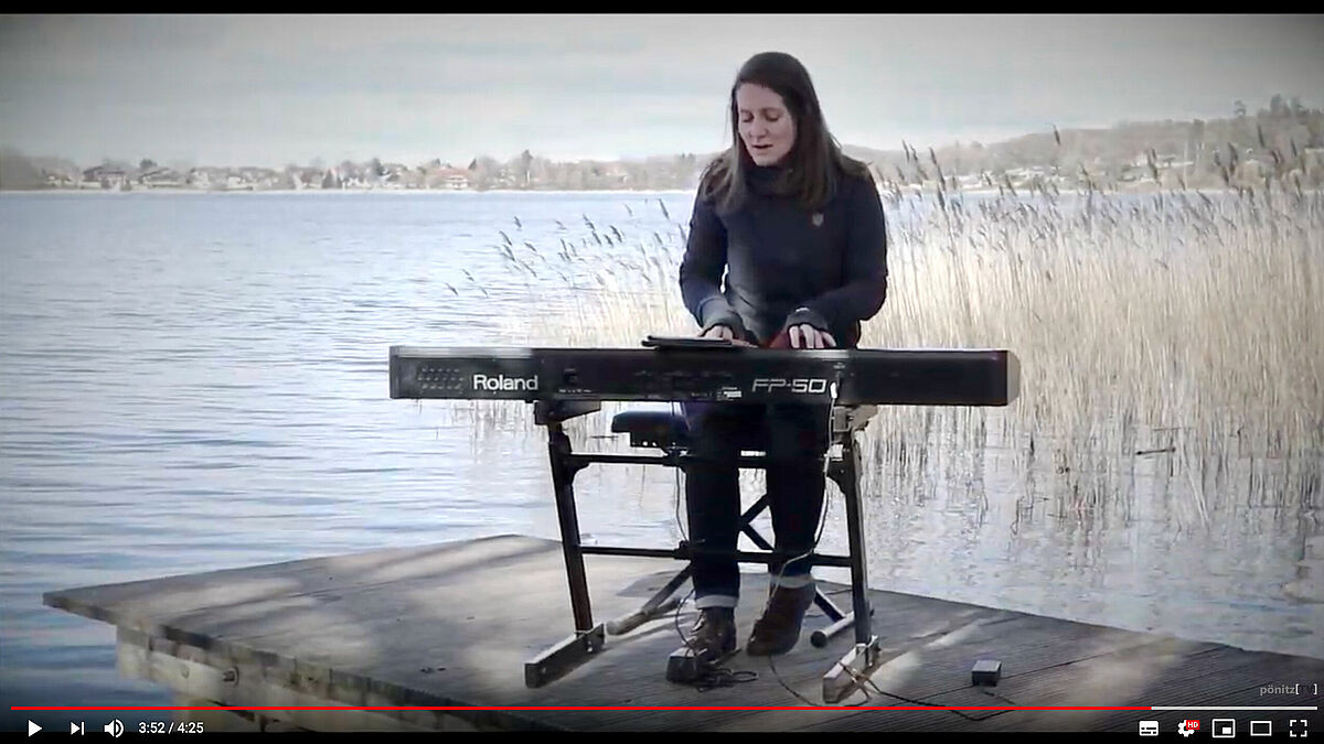 Lena Sonntag spielt das Monatslied "Du glättest Wogen" am Pönitzer See.