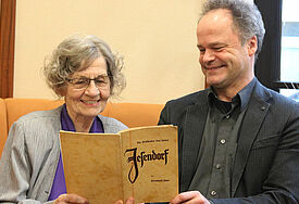 Bugenhagenpreisträgerin Lotte-Marie Pötter mit Bischof Tilman Jeremias