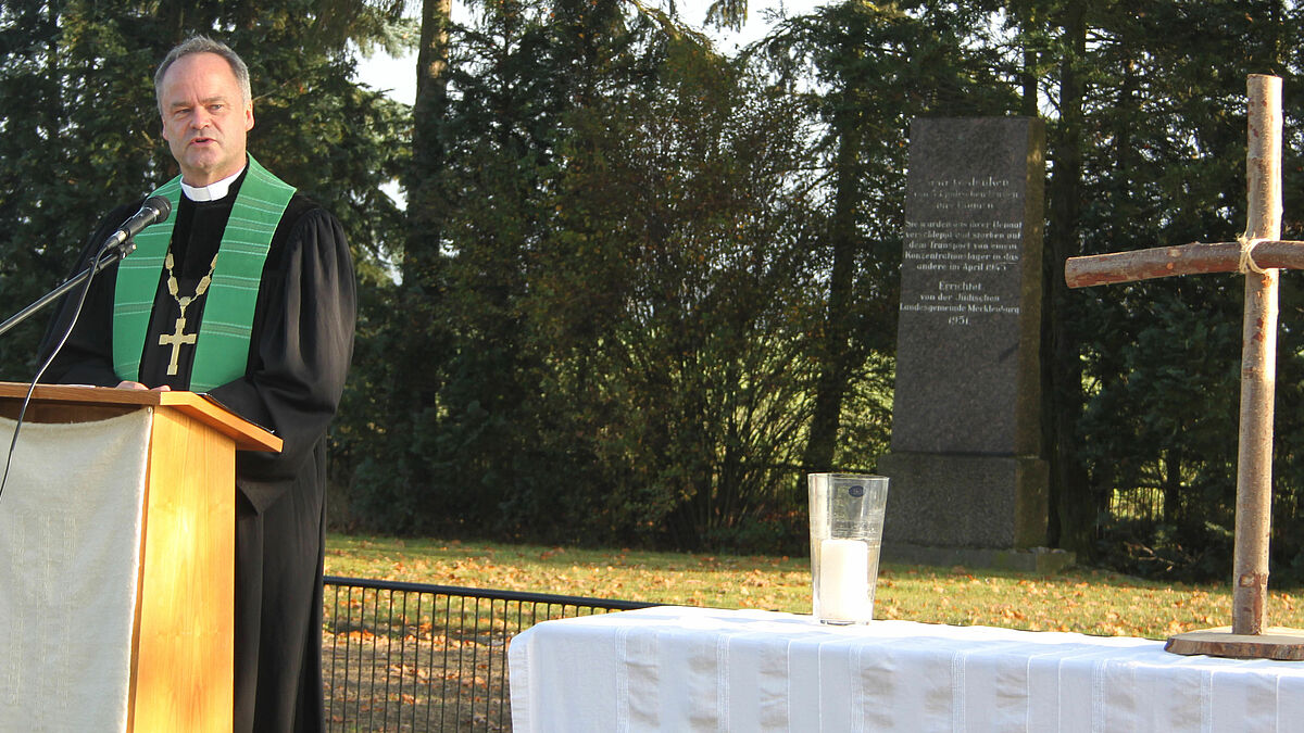 Bischof Tilman Jeremias beim Open-Air-Gottesdienst in Sülstorf.
