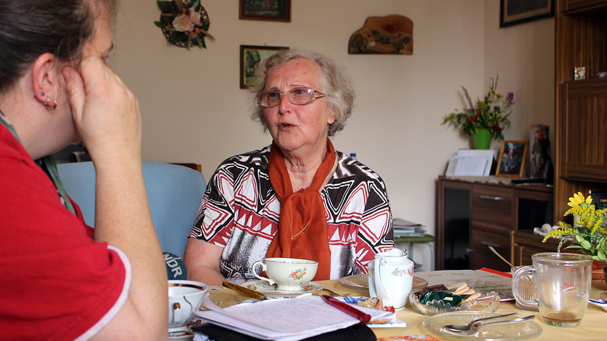Aenne Richter, hier im Gespräch mi Silke Ross, war jahrzehntelang engagiert in der kirchlichen Frauenarbeit
