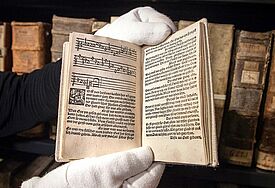 Das Erfurter Faerbefass-Enchiridion, gedruckt 1524, in der Marktkirchenbibliothek in Goslar. Es gilt als das erste Gemeindegesangbuch der Welt.