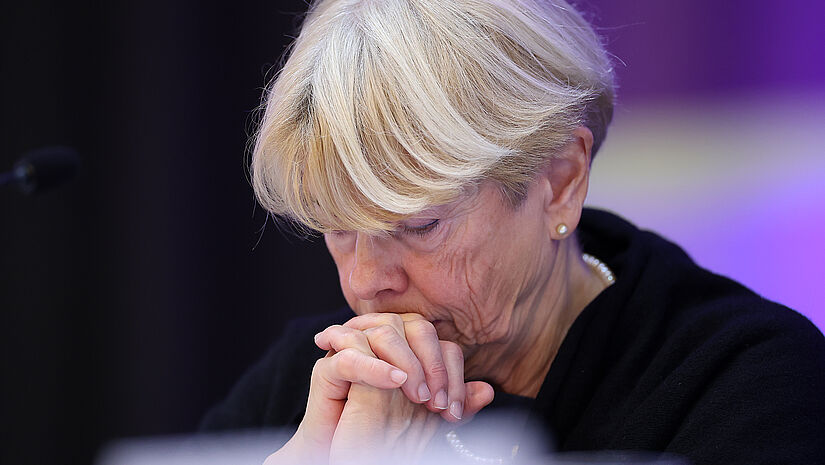 Präses Ulrike Hillmann bittet um Solidarität mit Israel. Die Gedanken der Synode sind bei den Geiseln und ihren Familien.