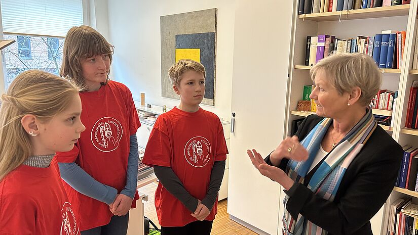 Kinderbischöf:innen bei Bischöfin Kirsten Fehrs Kinderbischöf:innen bei Bischöfin Kirsten Fehrs