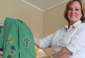 Gabriela Graf hat ein neues Hobby gefunden: Sie entwirft und stickt Stolen für den Pastoren-Talar. Foto: Döllefeld