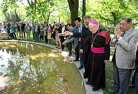 Vertreter der fünf Weltreligionen haben 2011 den "Brunnen der Religionen" eröffnet. Der Brunnen ist Mittelpunkt von fünf spirituellen Gärten, die für die Internationale Gartenschau Hamburg (igs) 2013 gestaltet werden. (Archiv)