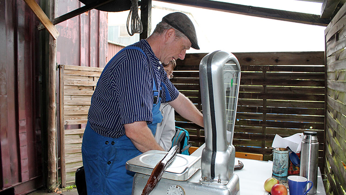 Olaf Jensen ist einer der letzten Fischer auf der Elbe. Seinen Räucherfisch verkauft er in der eigenen Räucherei und auch sonntags auf dem Hamburger Fischmarkt 