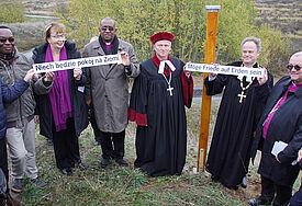 Am "Peace Pole" bei Neu-Rosow: Bischöfin Sarah Bullock, Diözese Lichfield, England, Bschof Dr. Alex Mkumbo (ELCT, Tansania), Landesbischöfin Kühnbaum-Schmidt, Bischof Chediel E. Sendoro, Mwanga Diözese Tansania, Prof. Dr. Marcin Hintz, Bischof Tilman Jeremias, Bischof Waldemar Pytel. Foto: Stefan Döbler, Nordkirche