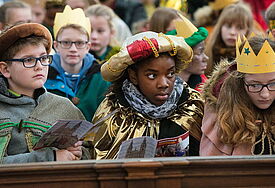 Im hessischen Fulda hat am Dienstag (29.12.15) die 58. bundesweite Sternsinger-Aktion begonnen. Die Aktion steht in diesem Jahr unter dem Leitwort "Respekt für dich, für mich, für andere - in Bolivien und weltweit!"