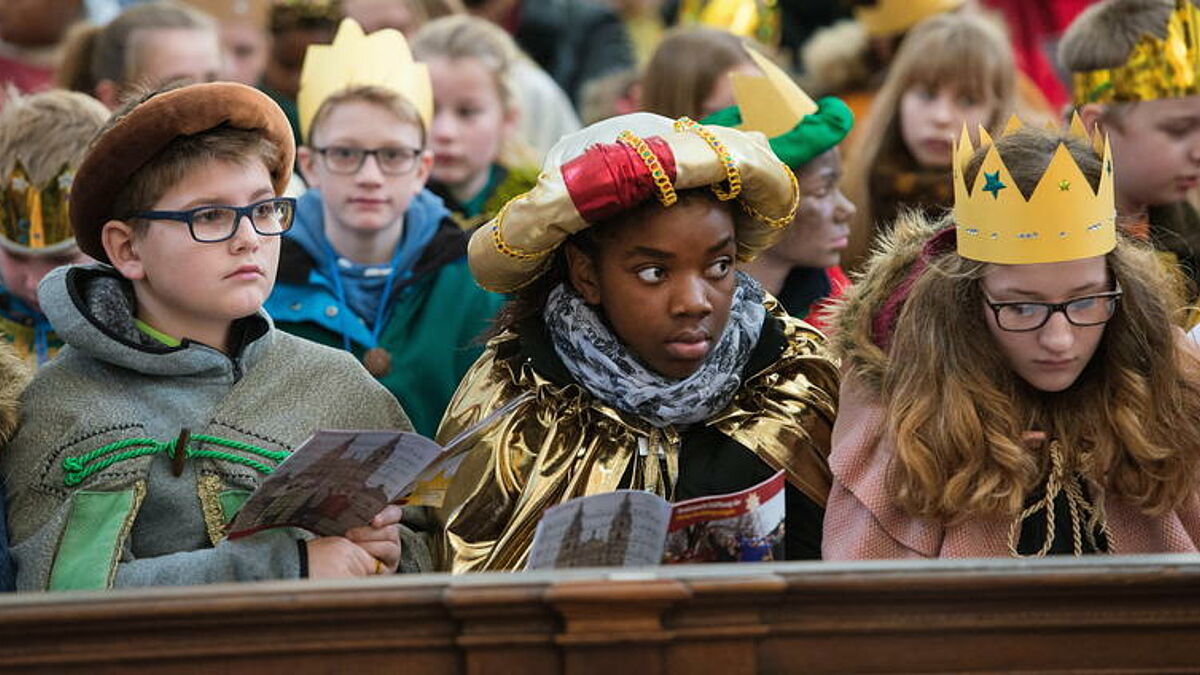Im hessischen Fulda hat am Dienstag (29.12.15) die 58. bundesweite Sternsinger-Aktion begonnen. Die Aktion steht in diesem Jahr unter dem Leitwort "Respekt für dich, für mich, für andere - in Bolivien und weltweit!"