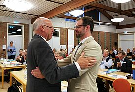 Landesbischof Gerhard Ulrich gratuliert Pastor Dr. Christian Wollmann zur Wahl.