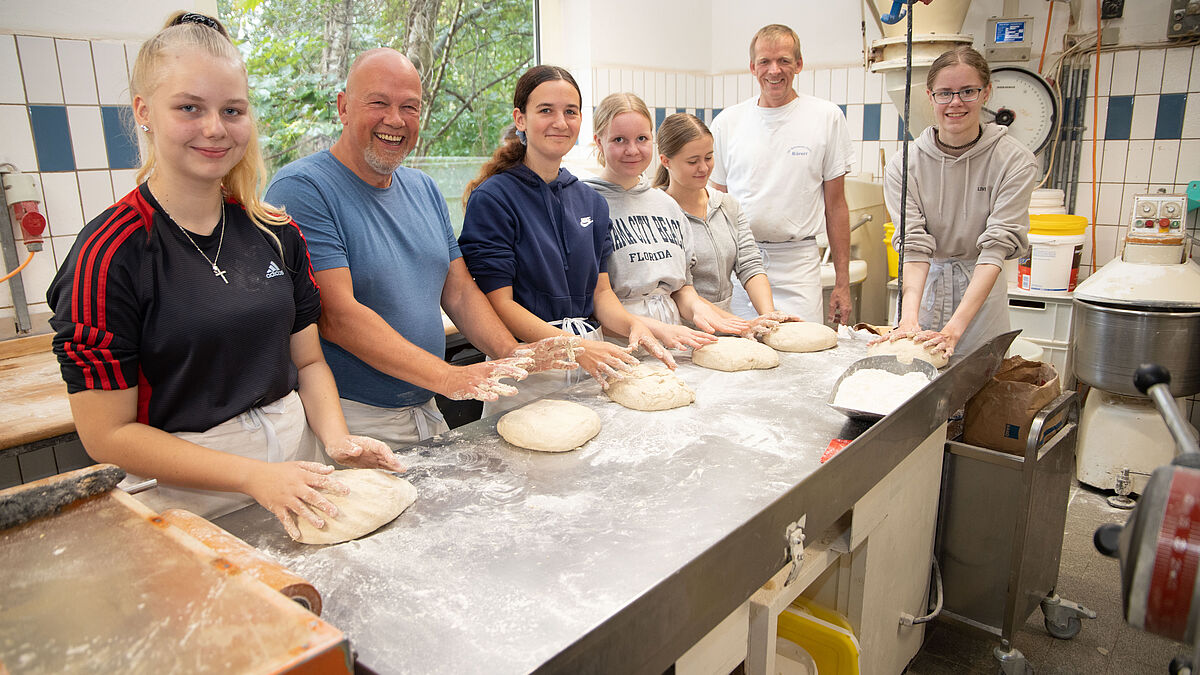 Konfirmandinnen backen in der  Bäckerei & Konditorei Körner in Hamburg-Finkenwerder für die Aktion "5000 Brote"