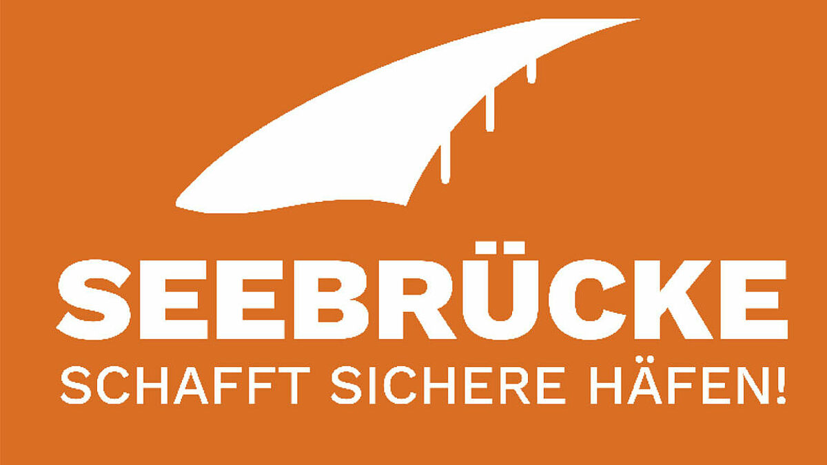Die Seebrücke auf orangefarbenem Grund ist das Signet von seebruecke.org