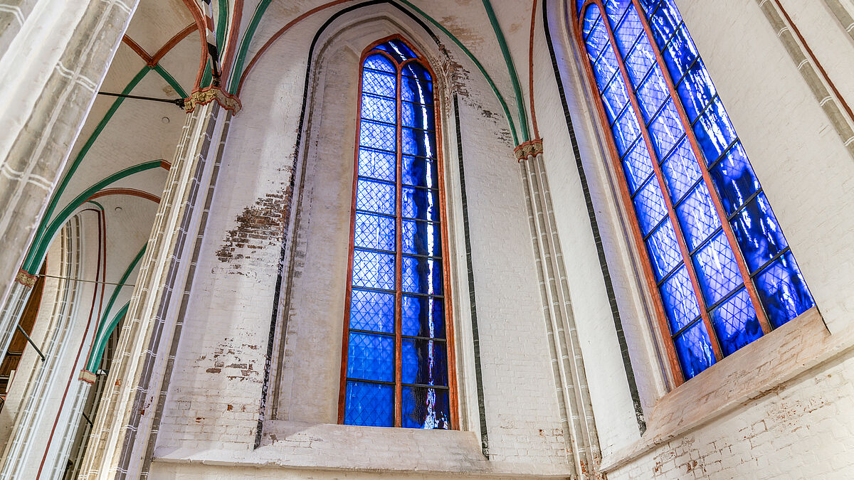 Im Schweriner Dom sind zwei Kirchenfenster des Künstlers Günther Uecker mit einem Gottesdienst eingeweiht worden.