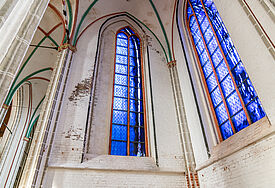 Im Schweriner Dom sind zwei Kirchenfenster des Künstlers Günther Uecker mit einem Gottesdienst eingeweiht worden.