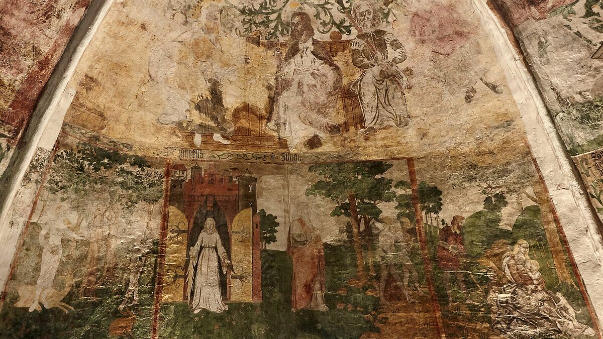 Das Gewölbe der Marienkirche in Waabs (SH) zeigt spätgotische Frescomalereien des 16. Jahrhunderts mit Übermalungen des Klassizismus und darauffolgend im Nazarener Stil. Ein Förderprojekt der Deutschen Stiftung Denkmalschutz.
