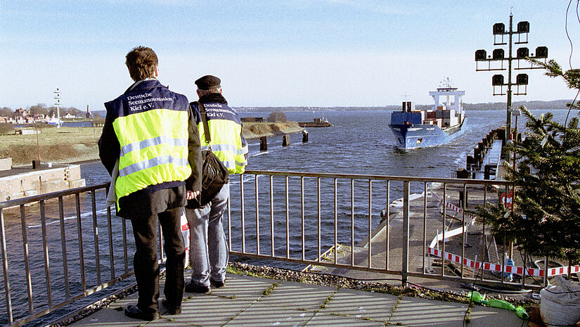 Mitarbeiter der Seemannsmission an der Einfahrt zum Kiel- Kanal (Archiv)